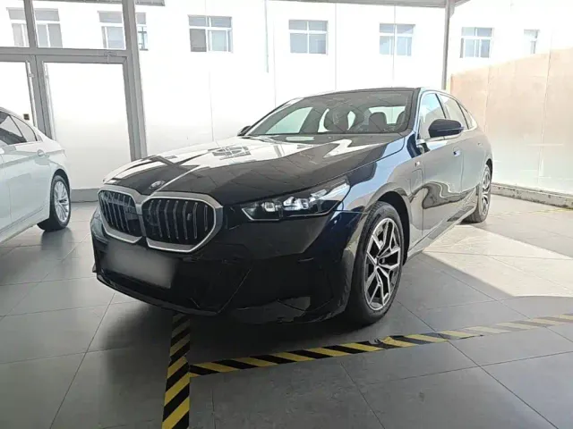 Фотография автомобиля — BMW i5