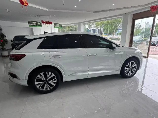 Audi Q4 e-tron — Фото автомобиля 10