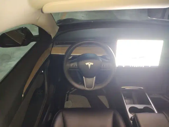 Tesla Model 3 — Фото автомобиля 10