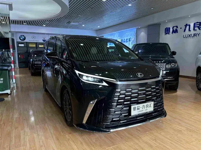 Фотография автомобиля — Lexus LM