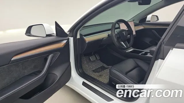 Tesla Model 3 — Фото автомобиля 10