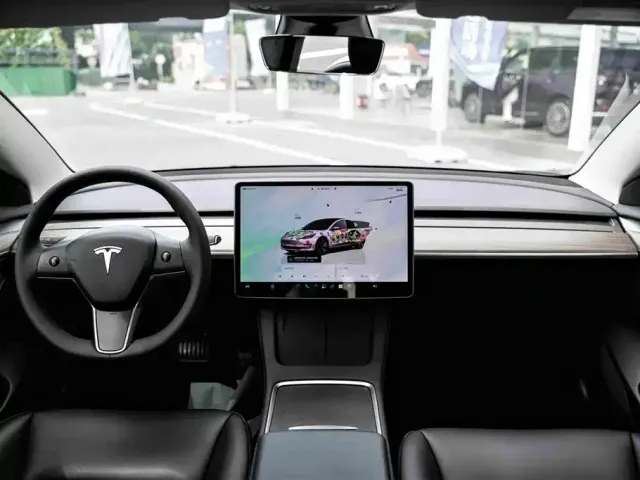 Tesla Model 3 — Фото автомобиля 17
