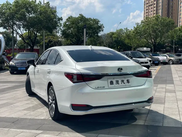 Lexus ES — Фото автомобиля 6