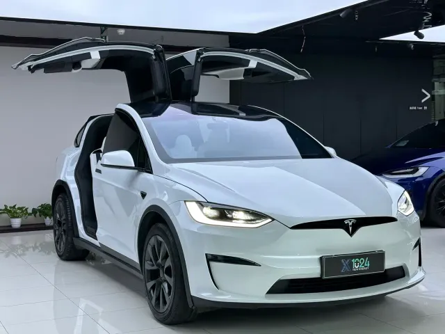 Tesla Model X — Фото автомобиля 3