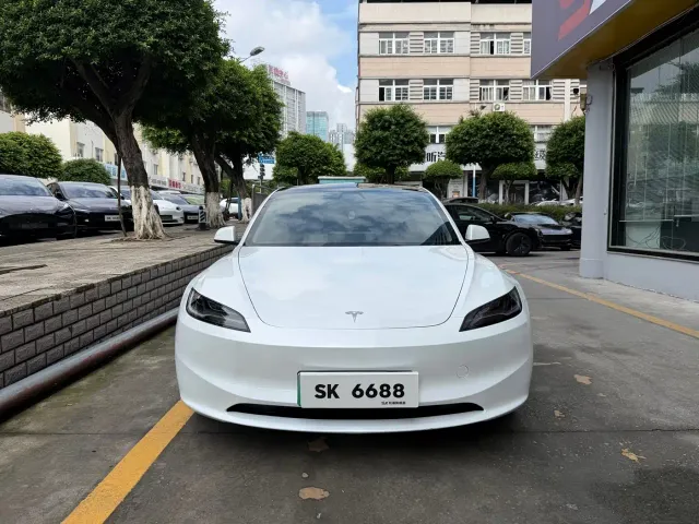 Tesla Model 3 — Фото автомобиля 2