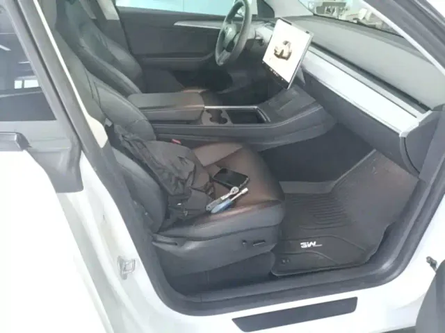 Tesla Model Y — Фото автомобиля 24