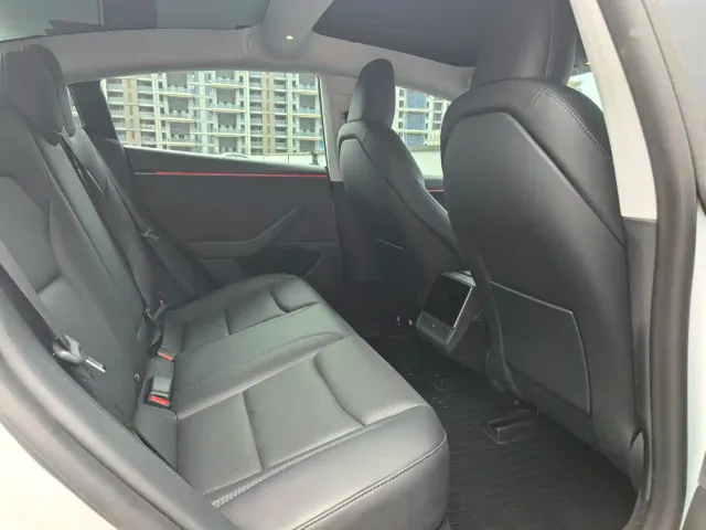 Tesla Model 3 — Фото автомобиля 12
