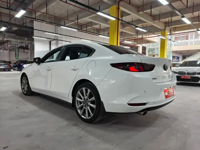 Mazda Axela — Фото автомобиля 8