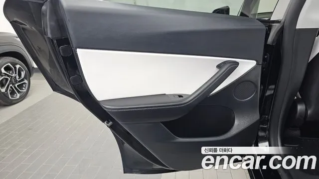 Tesla Model Y — Фото автомобиля 13