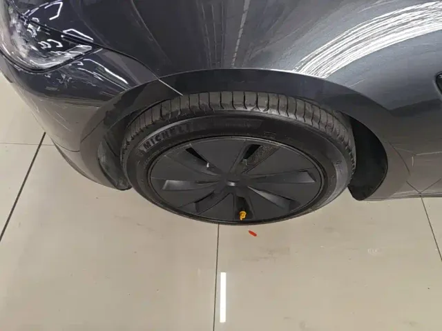 Tesla Model 3 — Фото автомобиля 24