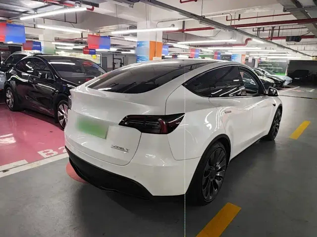Tesla Model Y — Фото автомобиля 6