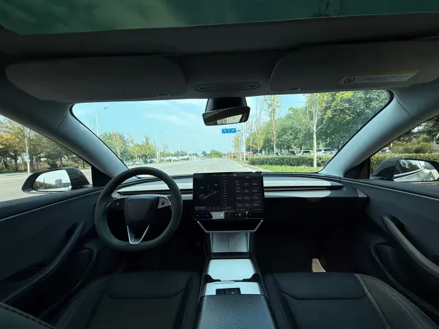 Tesla Model 3 — Фото автомобиля 8