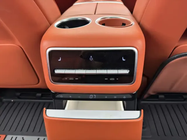 Li Auto L9 — Фото автомобиля 12