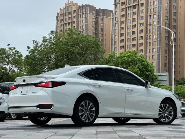 Lexus ES — Фото автомобиля 7