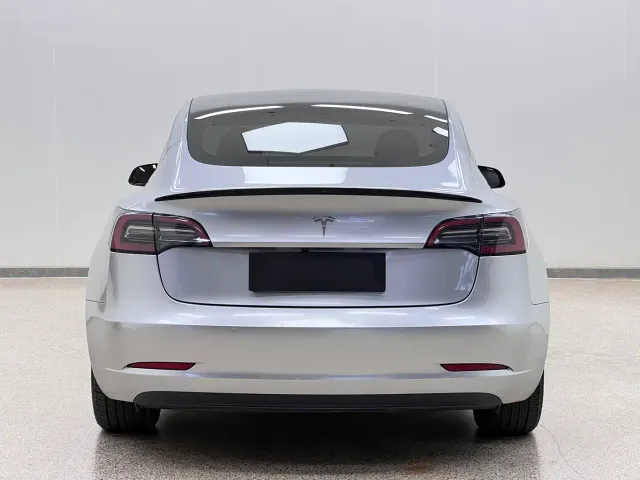 Tesla Model 3 — Фото автомобиля 6