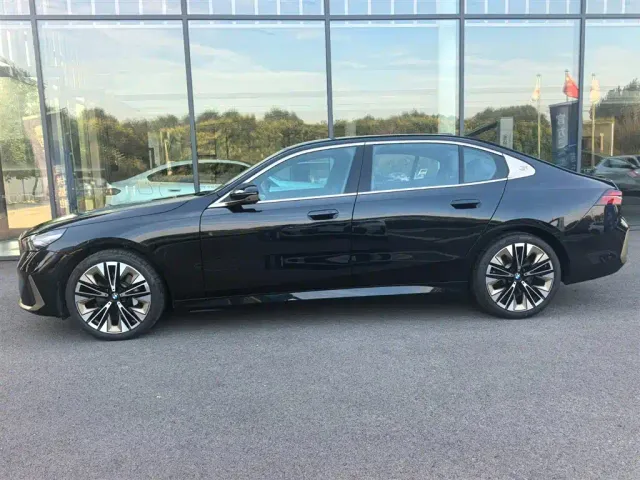 BMW 5 Series — Фото автомобиля 3