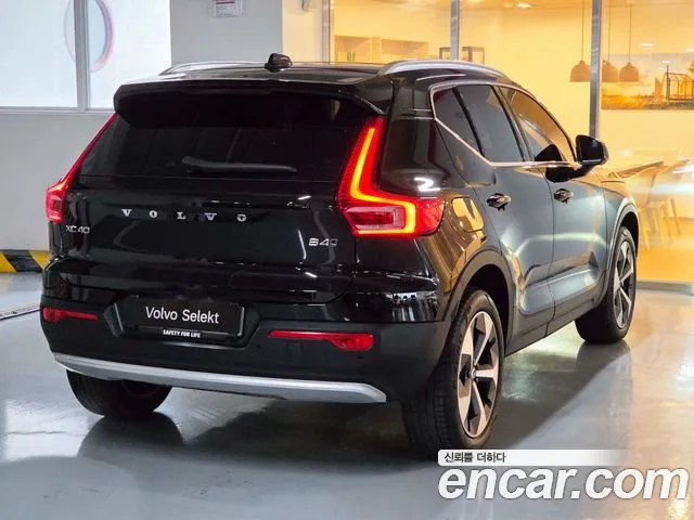 Volvo XC40 — Фото автомобиля 2