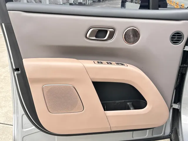 Li Auto i8 — Фото автомобиля 11