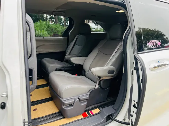 Toyota Sienna — Фото автомобиля 9