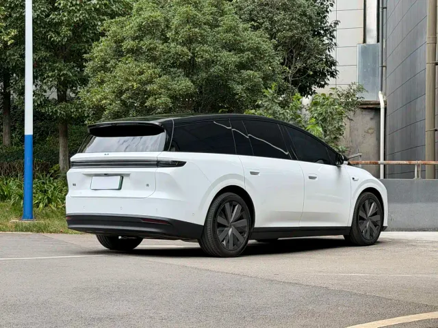 Li Auto i8 — Фото автомобиля 5
