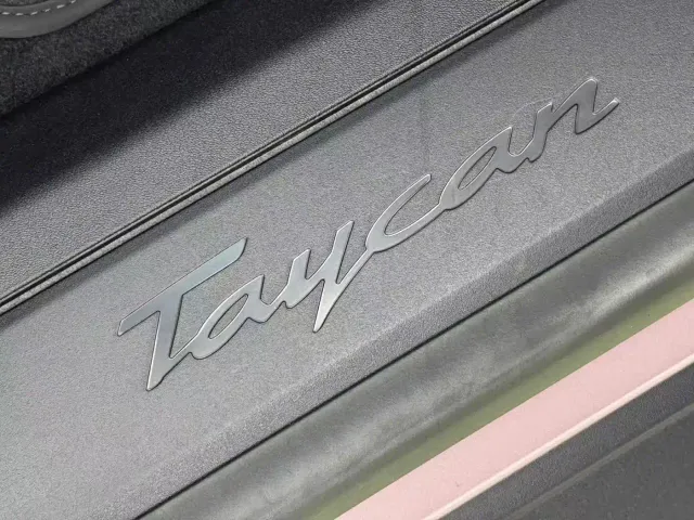 Porsche Taycan — Фото автомобиля 9
