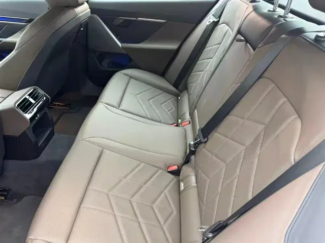 BMW 5 Series — Фото автомобиля 9