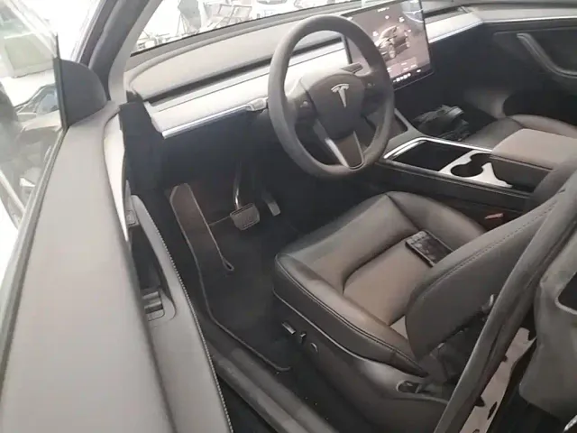 Tesla Model Y — Фото автомобиля 15