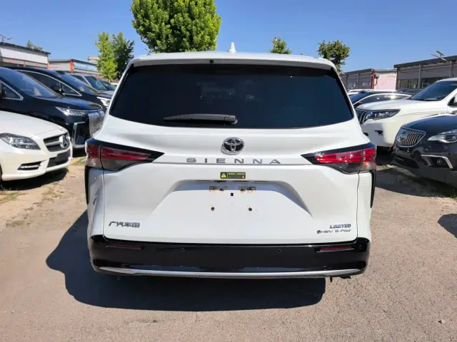 Toyota Sienna — Фото автомобиля 5