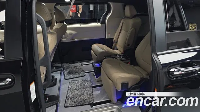 Toyota Sienna — Фото автомобиля 24