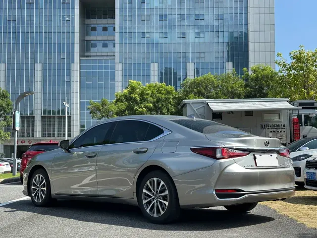 Lexus ES — Фото автомобиля 11