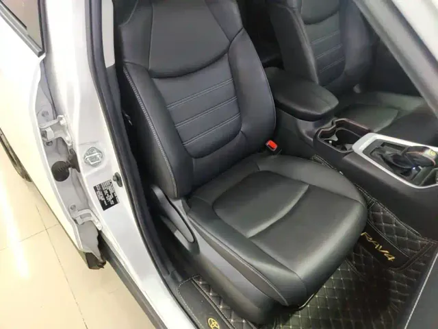Toyota RAV4 — Фото автомобиля 24