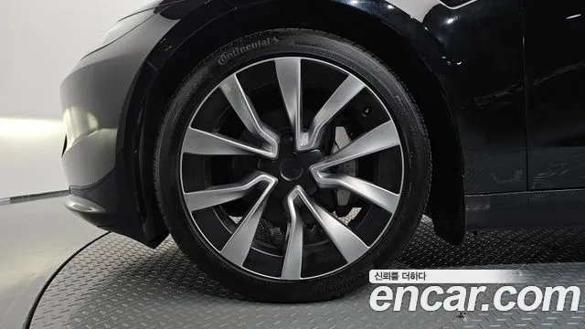 Tesla Model 3 — Фото автомобиля 5