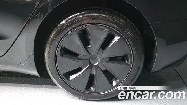 Tesla Model 3 — Фото автомобиля 5