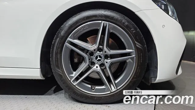 Mercedes-Benz E-Class — Фото автомобиля 21