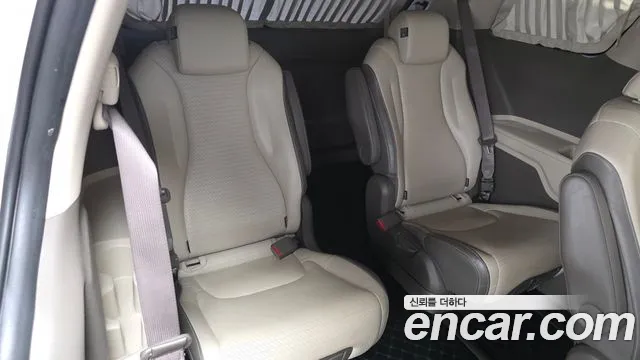 Kia Carnival Generation 4 — Фото автомобиля 12