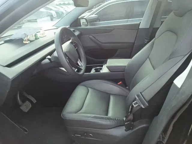 Tesla Model Y — Фото автомобиля 14