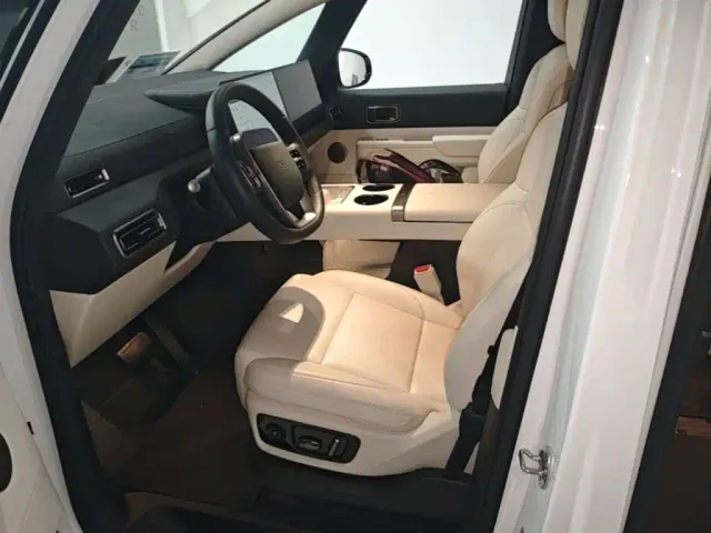 Li Auto MEGA — Фото автомобиля 14