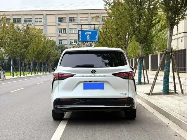 Toyota Sienna — Фото автомобиля 5