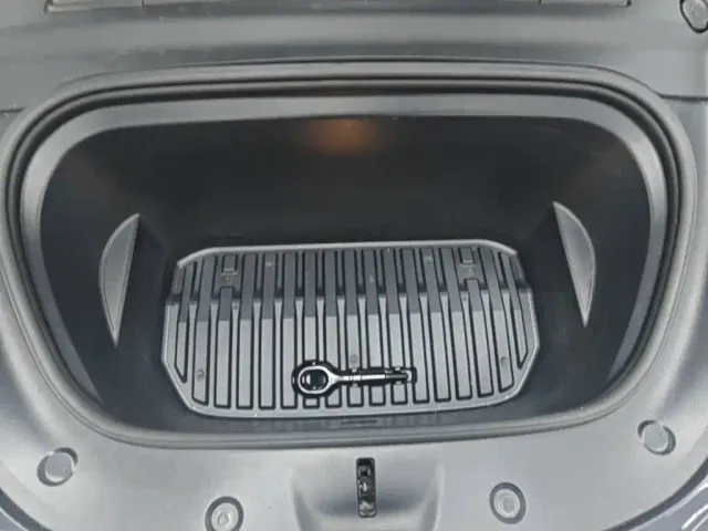 Tesla Model Y — Фото автомобиля 19