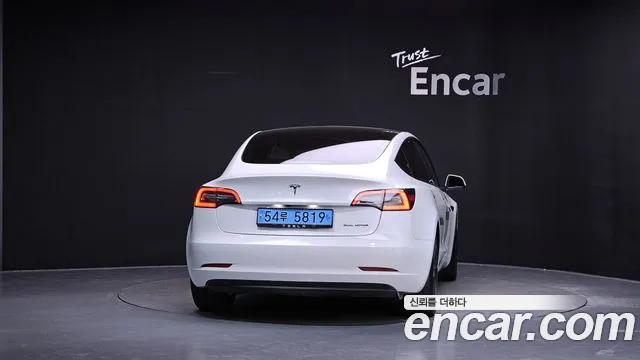 Tesla Model 3 — Фото автомобиля 3