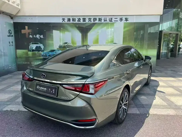 Lexus ES — Фото автомобиля 4
