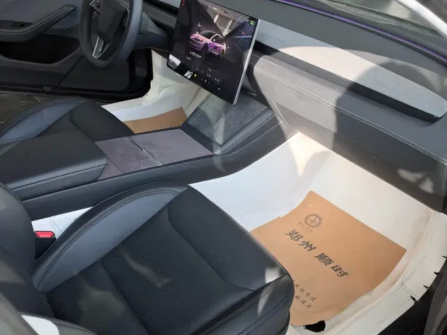Tesla Model 3 — Фото автомобиля 9
