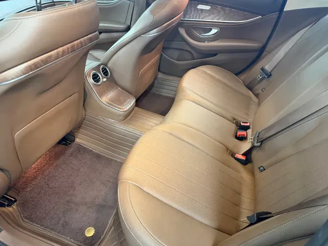 Mercedes-Benz E-Class — Фото автомобиля 8