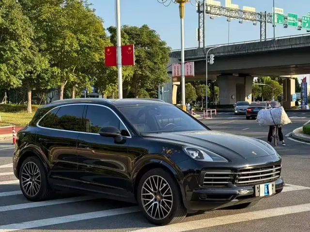 Porsche Cayenne — Фото автомобиля 3