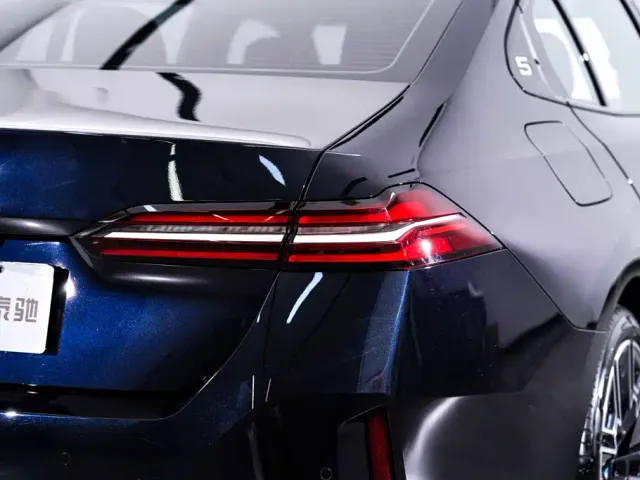 BMW 5 Series — Фото автомобиля 11