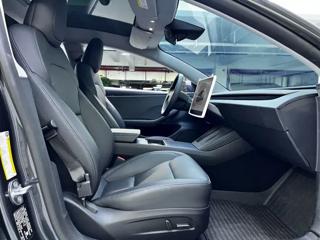 Tesla Model 3 — Фото автомобиля 4