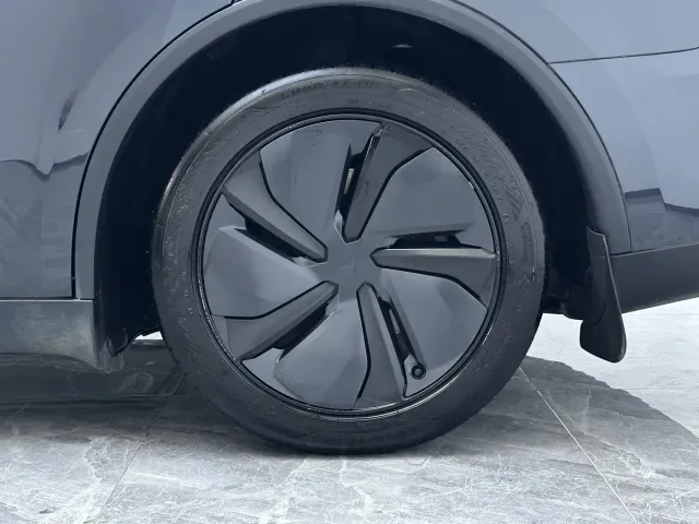 Tesla Model Y — Фото автомобиля 13