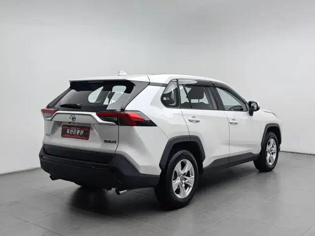 Toyota RAV4 — Фото автомобиля 2