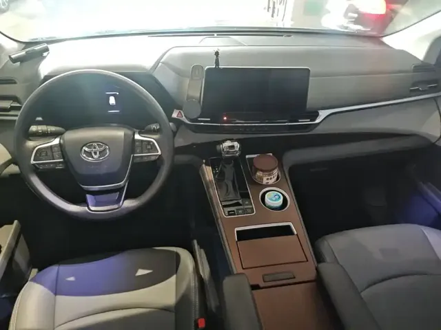 Toyota Sienna — Фото автомобиля 9
