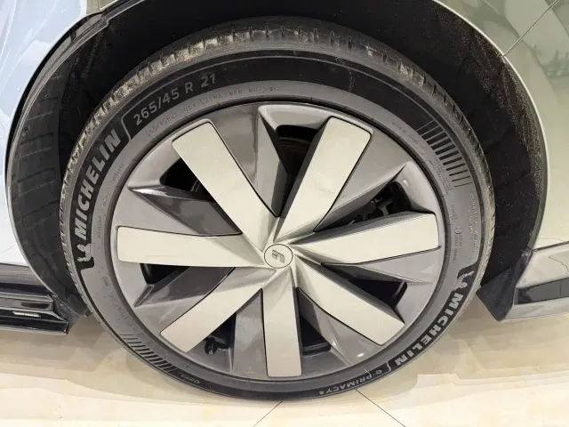 Li Auto i8 — Фото автомобиля 19